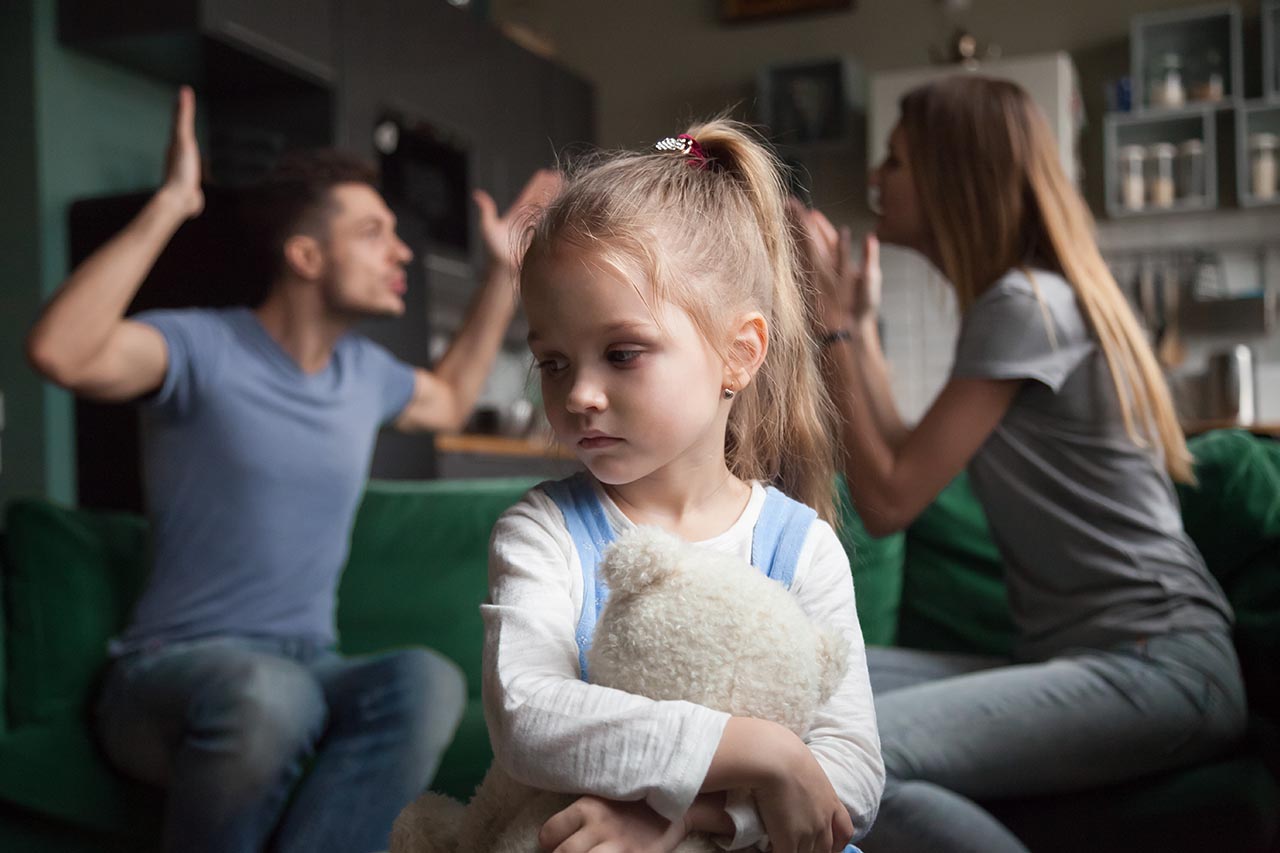 In front of parents. Ссора родителей и детей. Соррв детей и родителей. Родители ссорятся. Ссора с родителями.